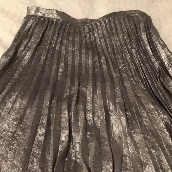 Gap Silver Pleated Skirt EUC - Picture 1 of 5